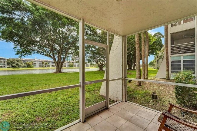 Building Photo - 9430 Poinciana Pl