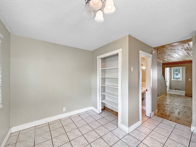 Building Photo - 1008 12th Ave SE