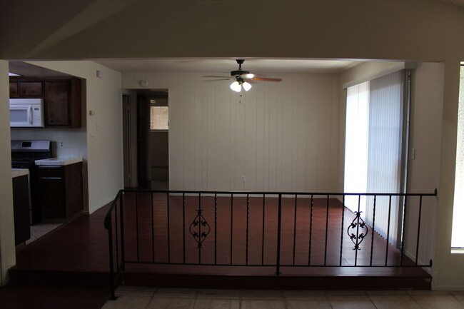 Building Photo - Updated 2 Bedroom Duplex Ready To Go!!!