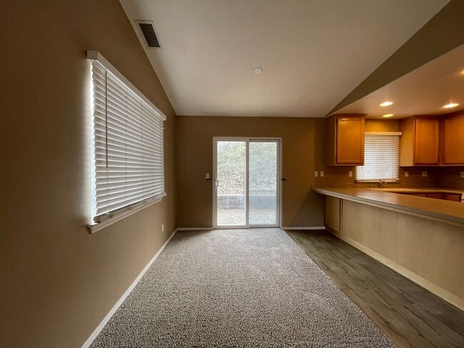 Building Photo - 3895 Hillcrest Dr