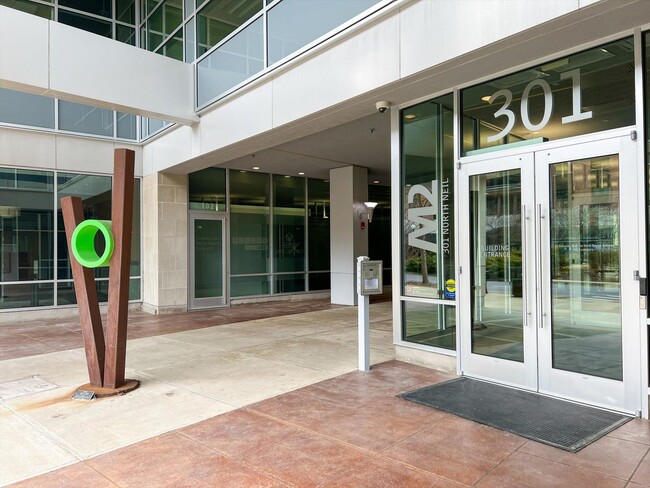 Building Photo - 3,400 SQFT CONDO IN DOWNTOWN CHAMPAIGN W/ ...