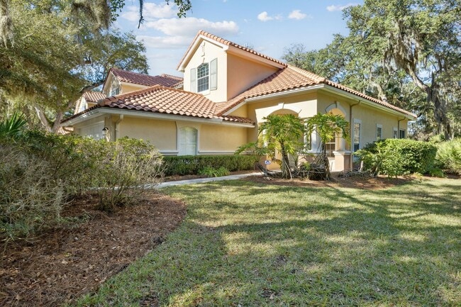 Building Photo - WALK TO THE BEACH!