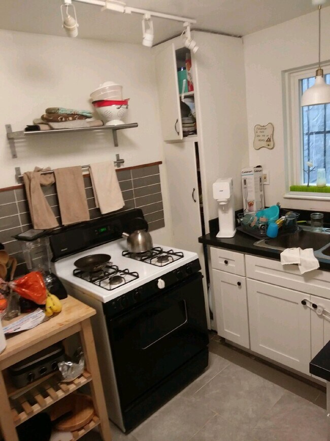 kitchen - 2451 Ivy Dr