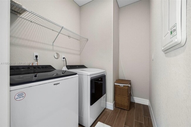 Building Photo - 4642 Pinehurst Trl W