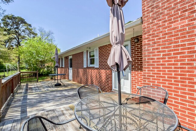 Building Photo - 702 W 6th Ave