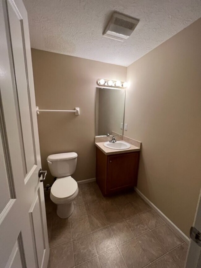 Building Photo - 2 Bed 2.5 Bath Condo in Downtown Powell Available for Pre-Lease!