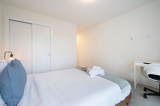 Building Photo - 4453 Aurora Ave N