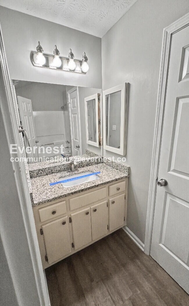 Building Photo - Limited Time Special Offer / 3 Bed, 2 Bath Home with Garage / Pet-Friendly / Vouchers Accepted / ...