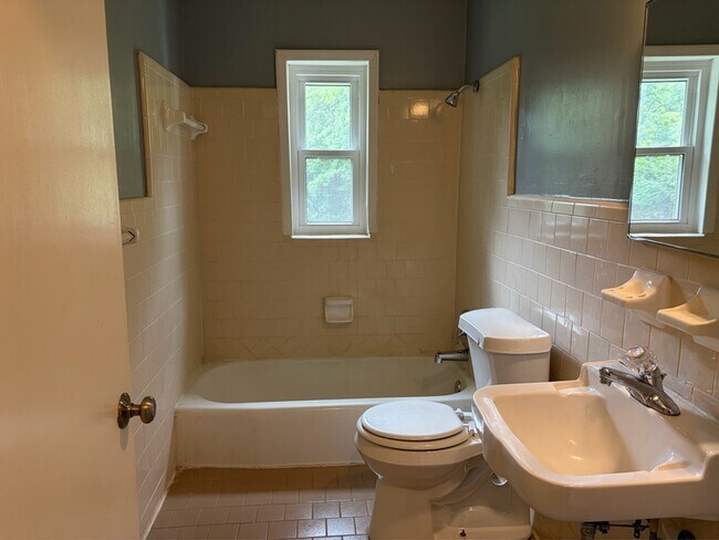 Building Photo - 733 Putnam Dr