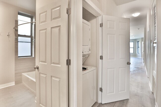 Building Photo - HUGE 5BED/2 bath in Wicker Park! Designer ...