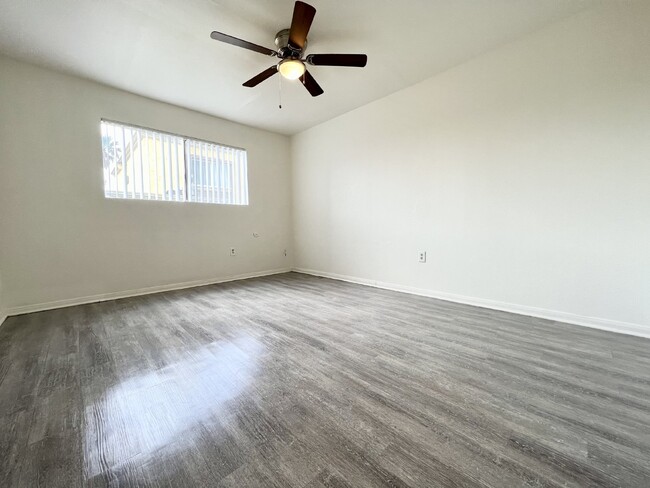 Building Photo - Spacious 1 bed 1 bath Assigned parking nea...