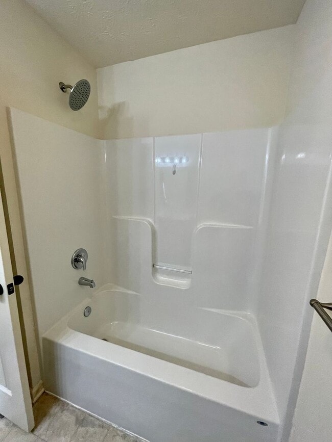 Building Photo - 3 Bedroom, 2.5 Bath Townhouse in Wellington Park