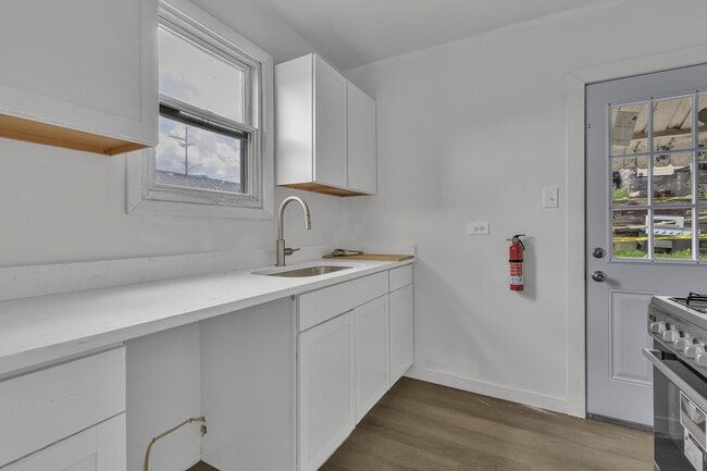 Building Photo - 862 Grove Ave