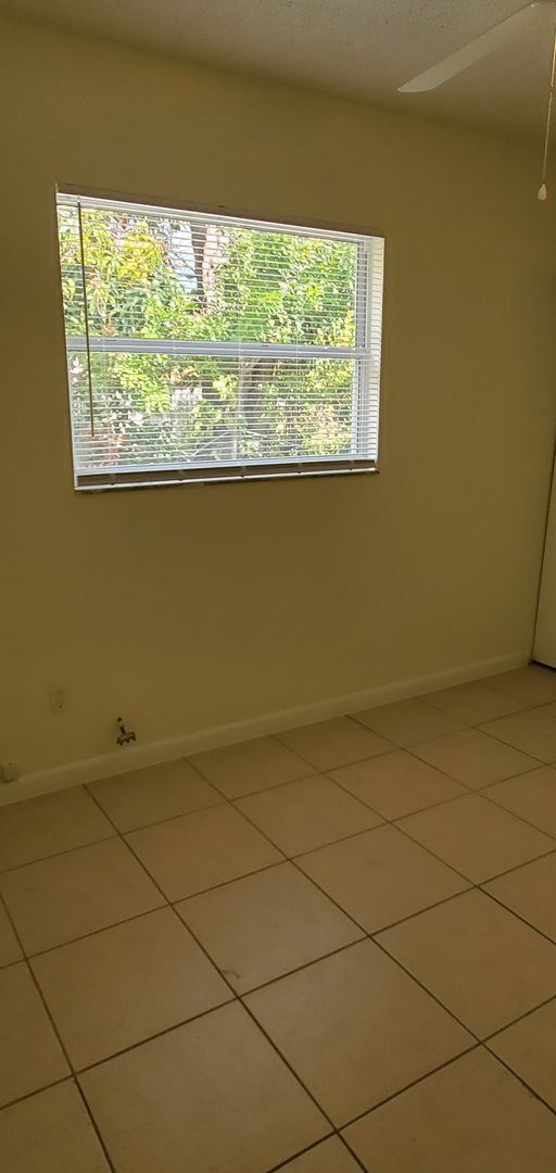 Building Photo - Three Bedroom with Bonus Room