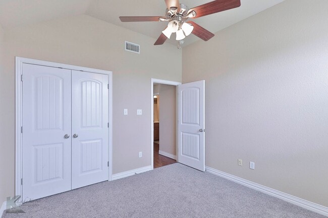 Building Photo - 4 bed 2 bath; newer carpet!