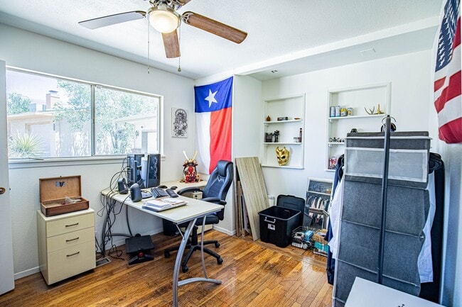 Building Photo - Spacious 3 Bedroom home with Solar Panels