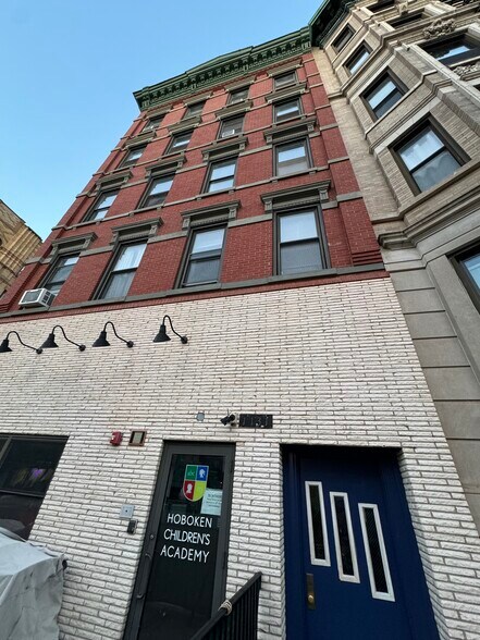 Building Photo - 1131 Washington St