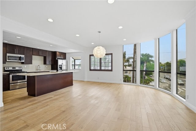 Building Photo - 14115 Moorpark St