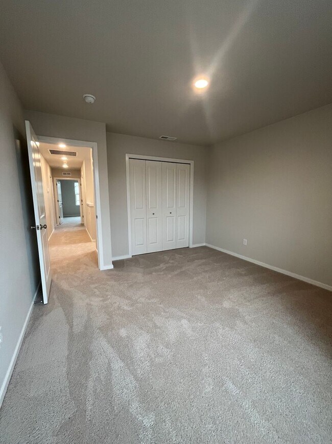 Building Photo - 4-bedroom 2.5-Bathroom. Never been lived in!!