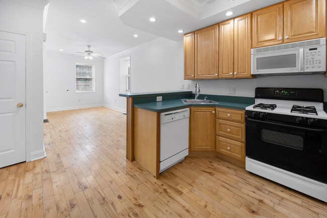 Building Photo - 300 E Elm St