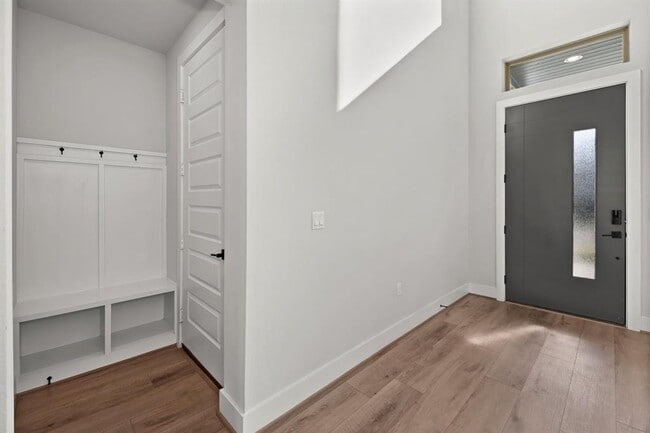 Building Photo - 7701 Boyd Hvn Dr