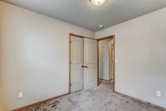 Building Photo - AVAILABLE 3-15-2020  FOR OCCUPANCY IN YUKON, MUSTANG SCHOOLS!