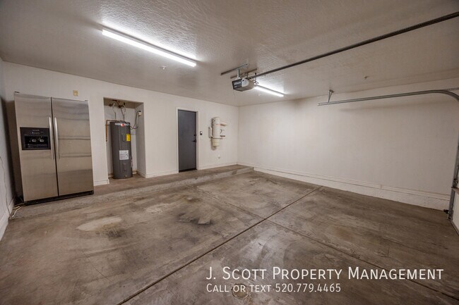 Building Photo - 2445 E Montecito Ave