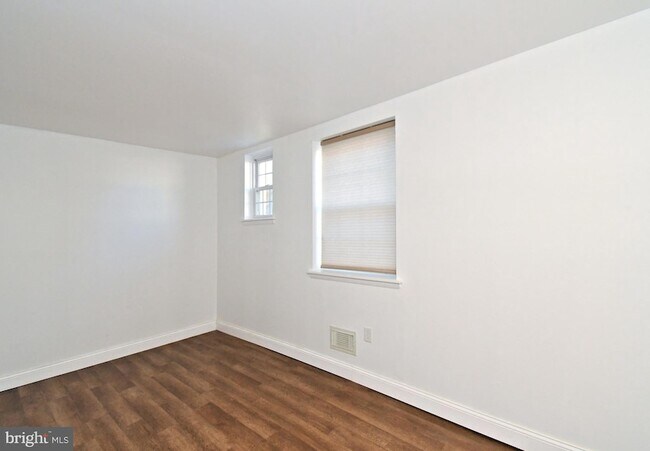 Building Photo - 1554 N Lawrence St