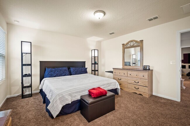 Building Photo - Beautifully Apportioned 2-Story Home in Fox Creek