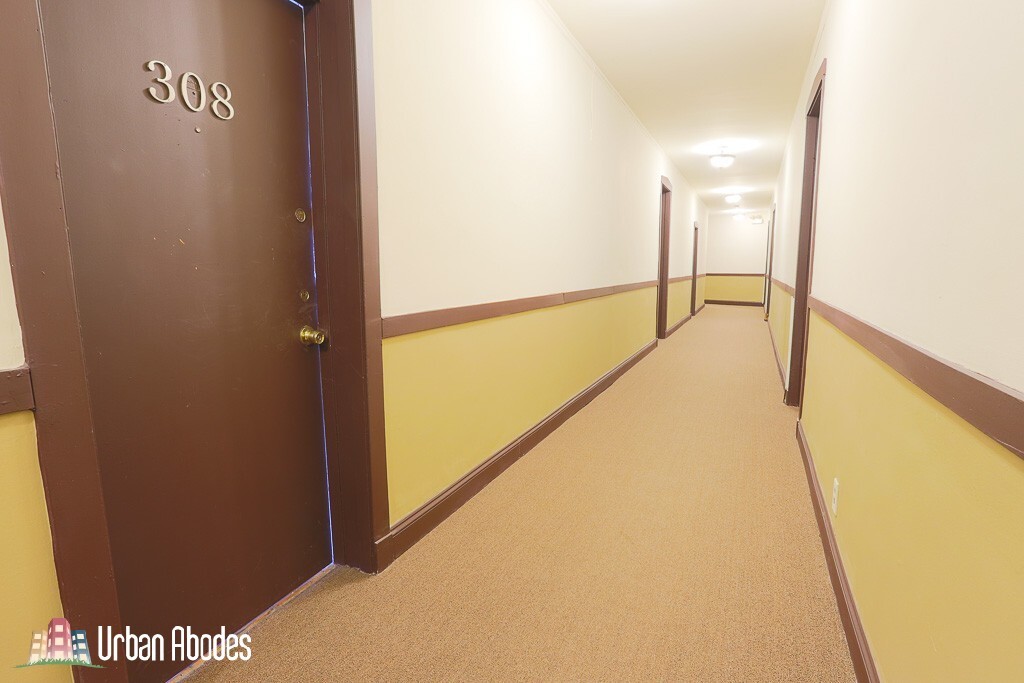 Building Photo - 2234 W Wilson Ave