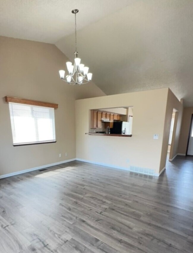 Building Photo - Spacious Antelope Meadows 5BD Home in Nort...