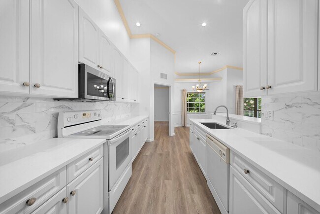 Building Photo - Nicely updated 3-bedroom, 2-bath upper-floor condo in Fort Myers