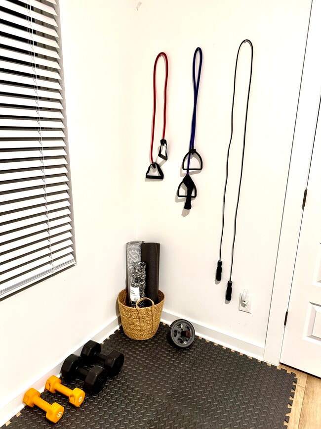 Building Photo - Luxury Townhome