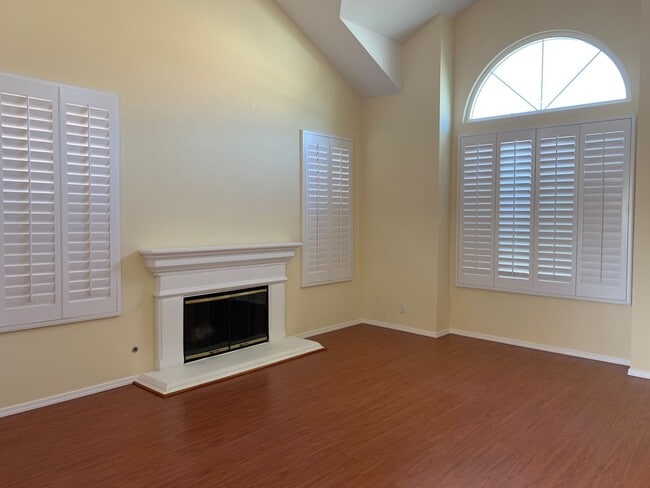 Building Photo - STUNNING 3 BEDROOM 2.5 BATH IRVINE HOME AVAILABLE NOW!
