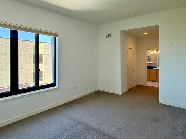 Building Photo - Spacious, Luxurious Modern 2 Bedroom, 2 Bathroom condo on the Top Floor of the Highly Desired Pla...