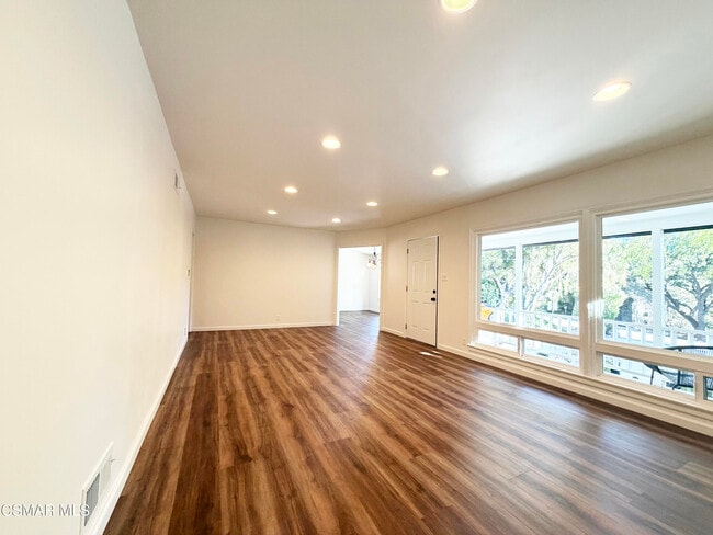 Building Photo - 279 Lake Sherwood Dr