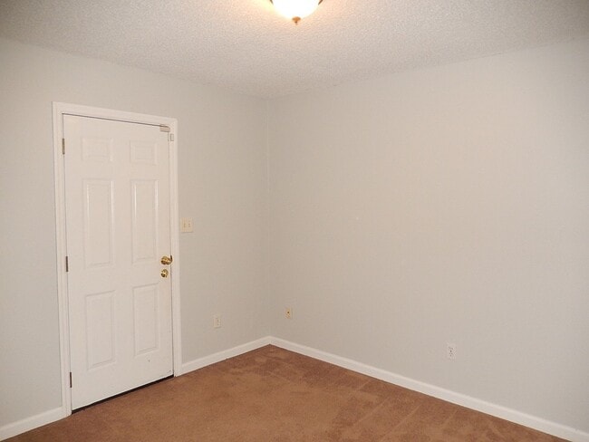 Building Photo - LOVELY & Spacious 3/2 Twn, New Plank Floor...