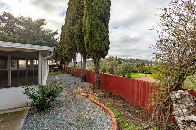 Building Photo - ***MT HELIX 3 BED 2 BATH***NEW APPLIANCES*...