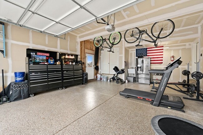 Building Photo - Upgraded 5-Bedroom Home in Immaculate Condition