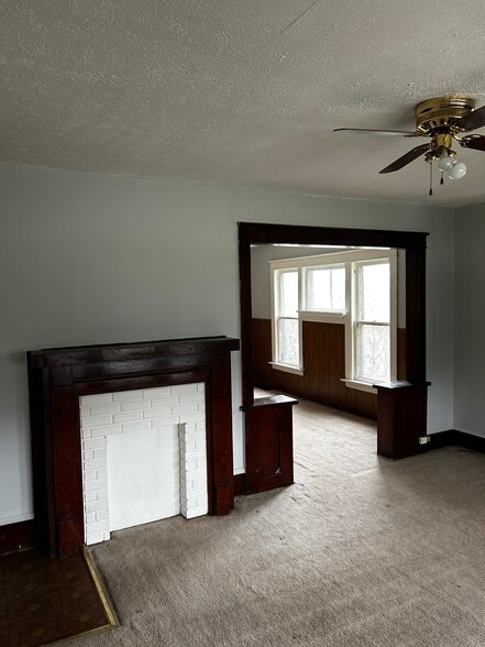 Living room - 314 East Ave