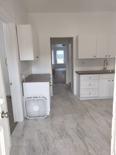 Kitchen - 4203 W Maypole Ave