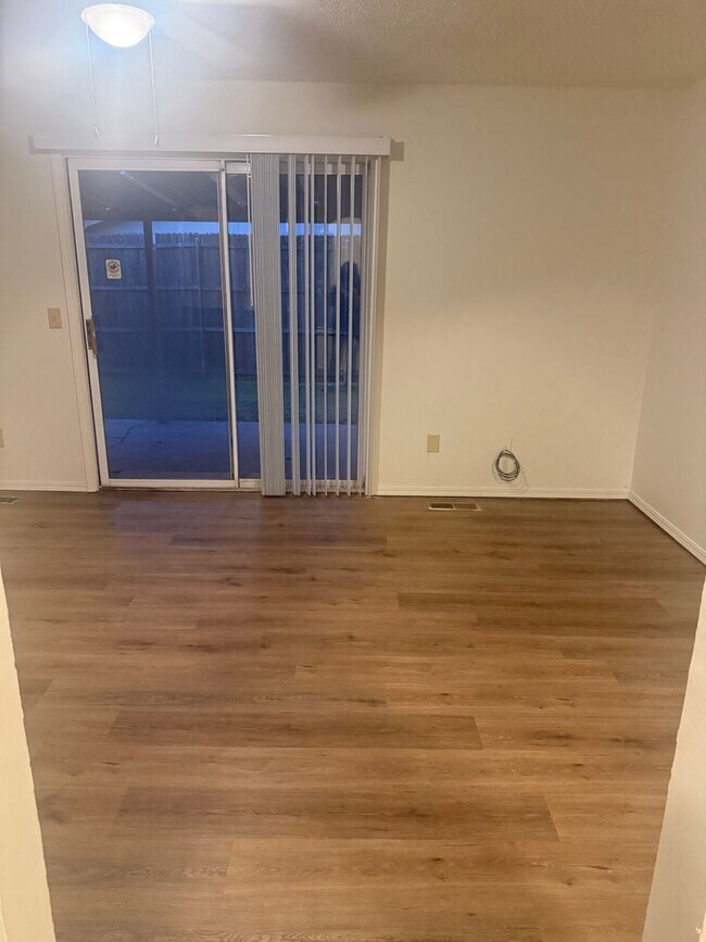 Building Photo - 735 Willow Run