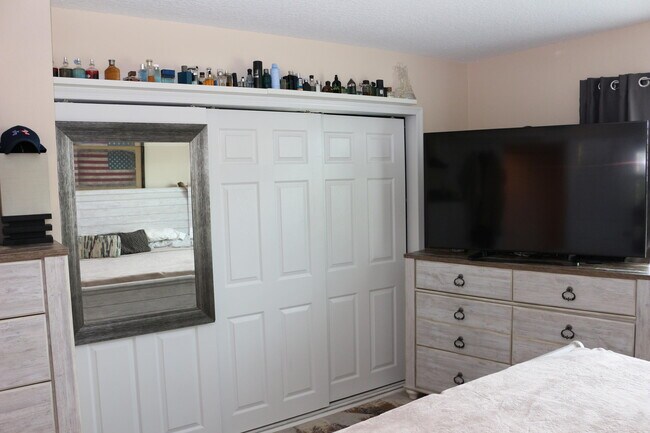 Building Photo - 1548 SE Royal Green Cir