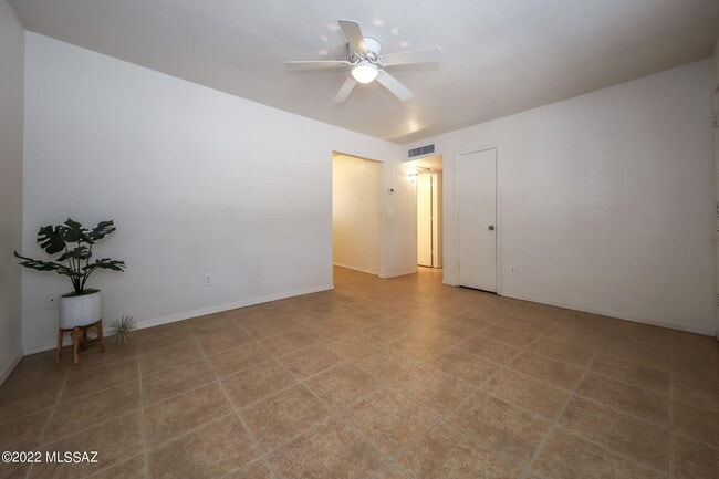 Building Photo - 3004 N Sparkman Blvd