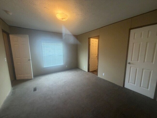 Building Photo - Look No Further!