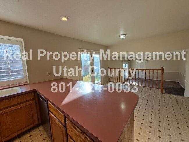 Building Photo - 590 E 1090 N