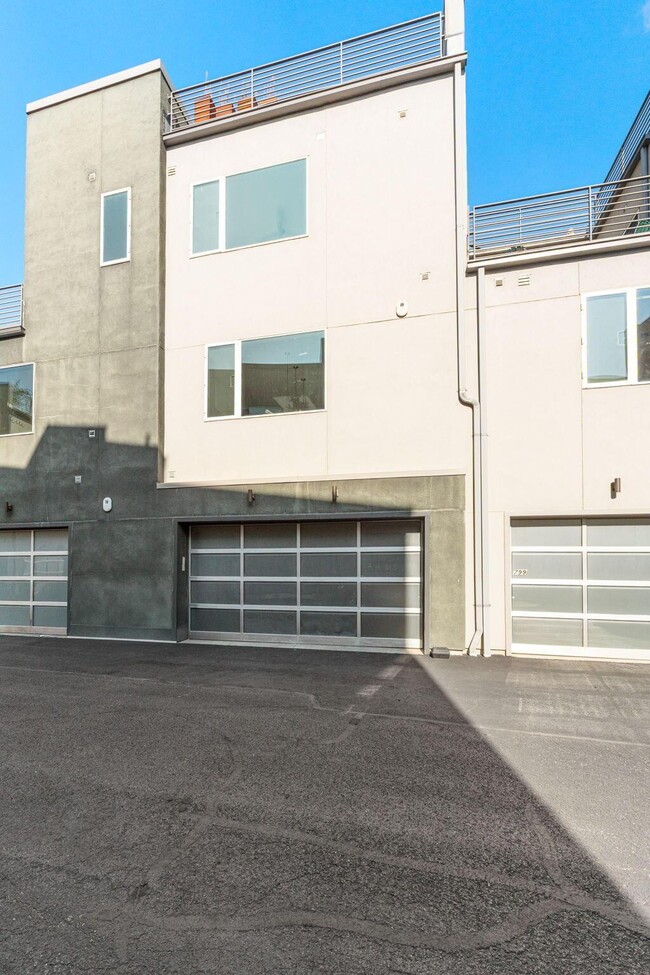 Building Photo - 801 N 6th St