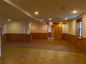 Building Photo - 365 Lynne Dr