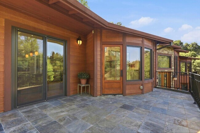 Building Photo - 3911 Pepper Tree Ct