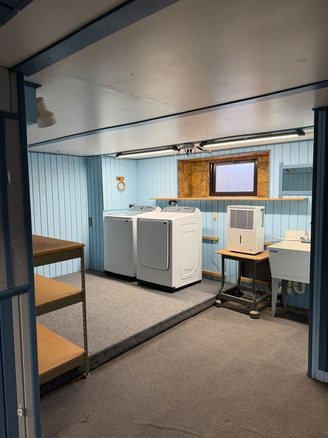 Building Photo - 3 Bed, 2 Bath Home with Garage